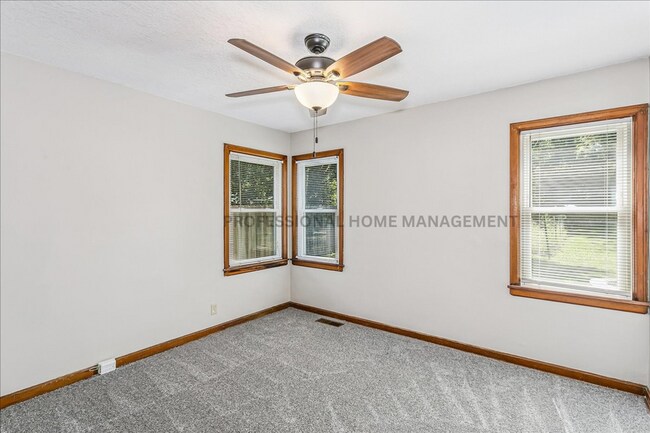 Building Photo - Charming 3 bedroom 1 bath home with 2 garages! Available For Rent To Own!