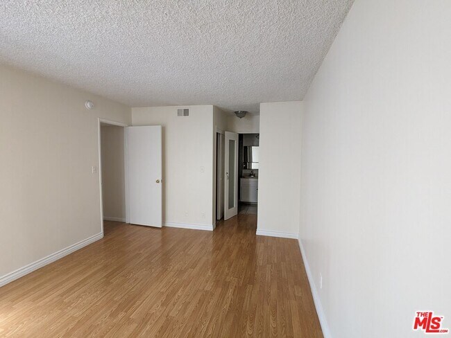 Building Photo - 633 N Sweetzer Ave