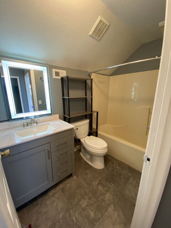 Building Photo - Davenport 3 Bedroom 2 Bathroom Corner Lot!!!