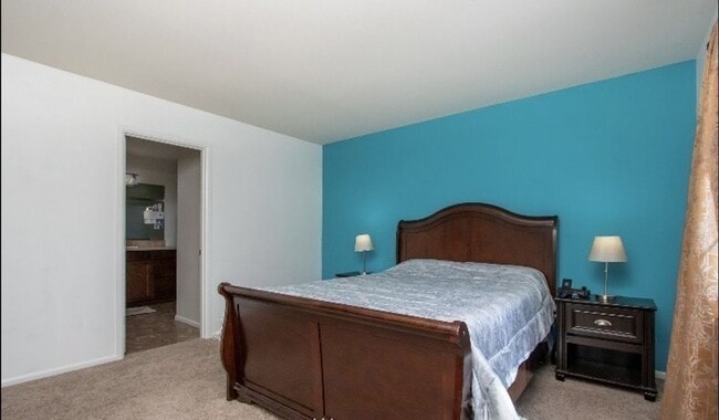 Building Photo - Large 4 bedroom home-Pet friendly!