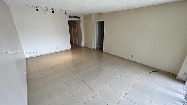 Building Photo - 20500 W Country Club Dr