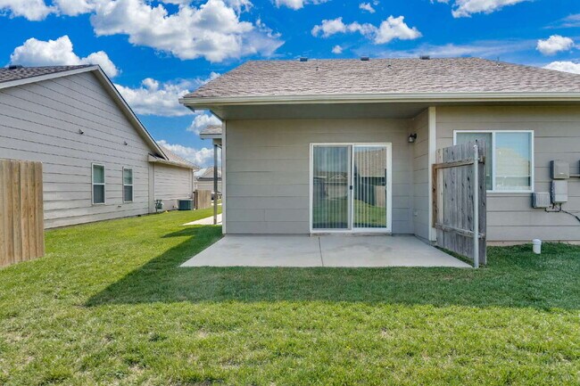 Building Photo - "Charming 3-Bedroom Duplex Retreat with 2 Full Baths in Wichita – 1190 Sq Ft of Comfort!"
