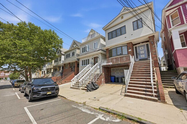 Building Photo - 129 W 28th St