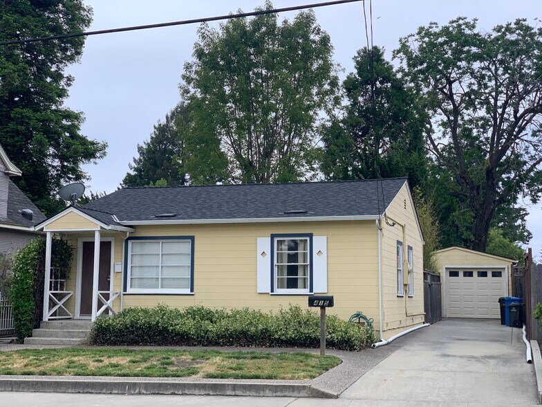 Building Photo - 415 Laurent St