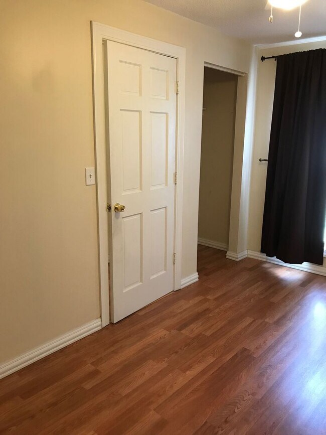 Building Photo - 612