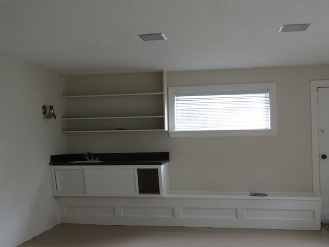 Building Photo - Elegant 4 bedroom House  with bonuses