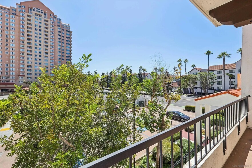 Building Photo - 3525 Lebon Dr