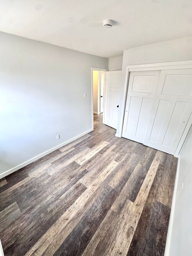 Building Photo - COMPLETELY REMODELED THREE BEDROOM Twin