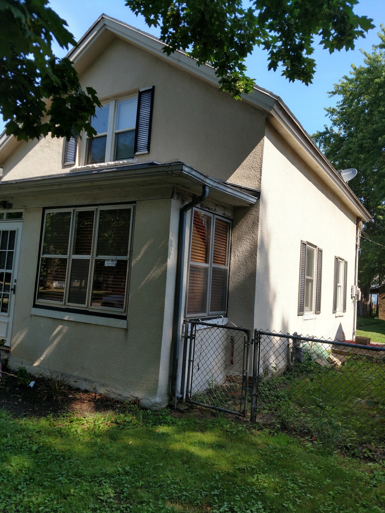 East Side - 911 Johnson St