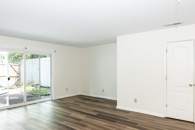 Building Photo - Spacious Two Bedroom Townhome