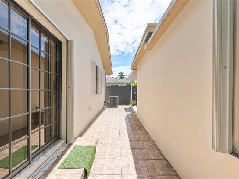 Sliding door to backyard from Flex Room - 6470 SW 38th St