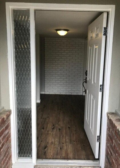 Building Photo - 1939 Meadowwood Ct