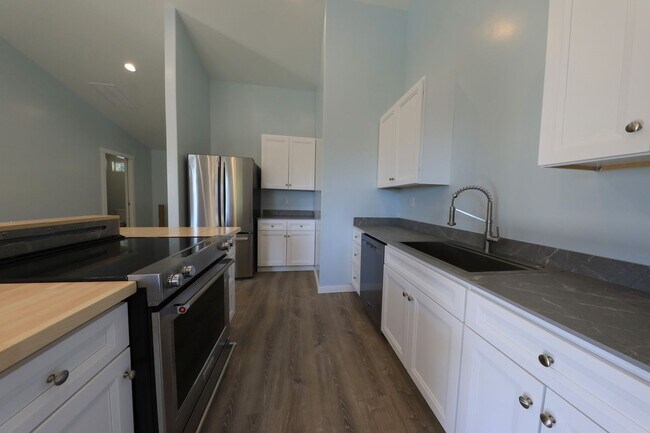 Building Photo - 287/289