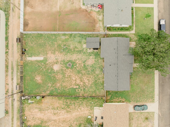 Building Photo - 610 E 54th St