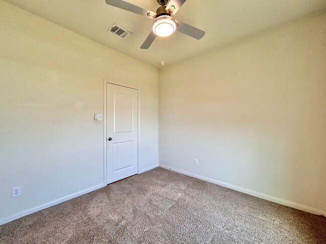 Building Photo - Beautiful 3-Bedroom, 2-Bath Home with Comm...