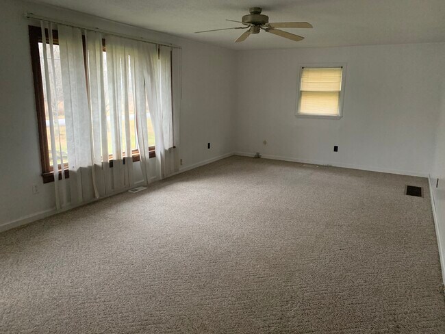 Living room - 6105 Dacola Shores Rd