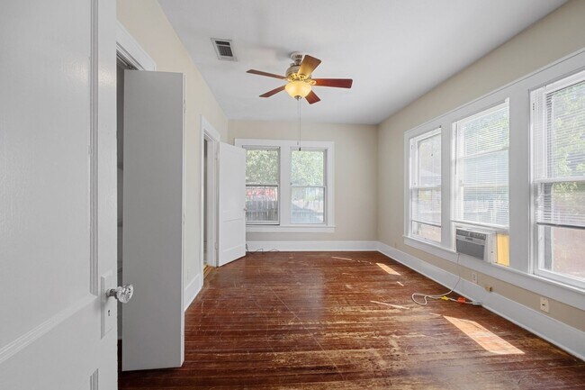 Building Photo - 4 Bedroom, 3 Bath in North Campus / Hyde Park