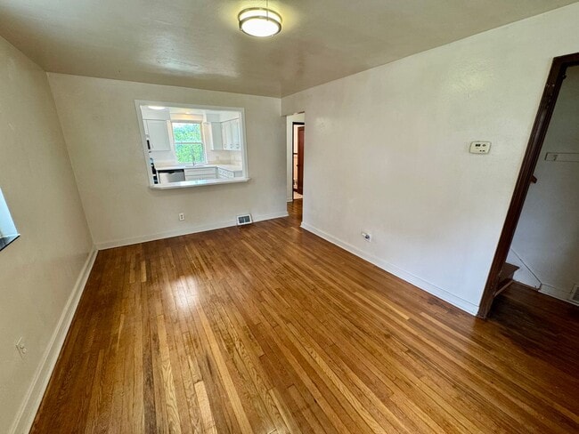 Building Photo - Charming 4 Bed 1.5 Bath house with BRAND NEW KITCHEN!!!