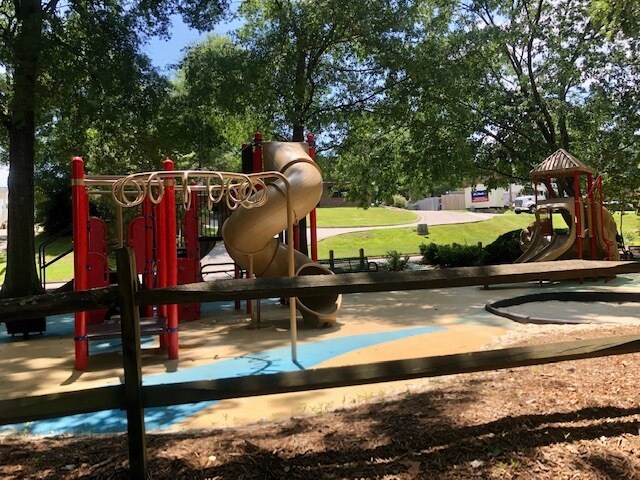 Building Photo - 117 E Circle Dr