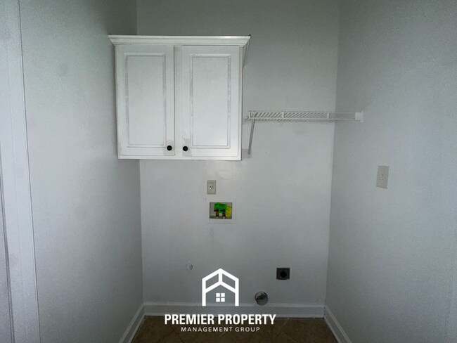 Building Photo - 6942 Lagrange Grove Dr