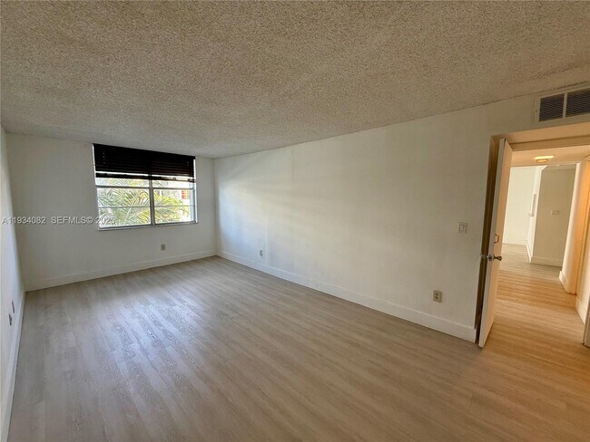 Building Photo - 492 NW 165th St