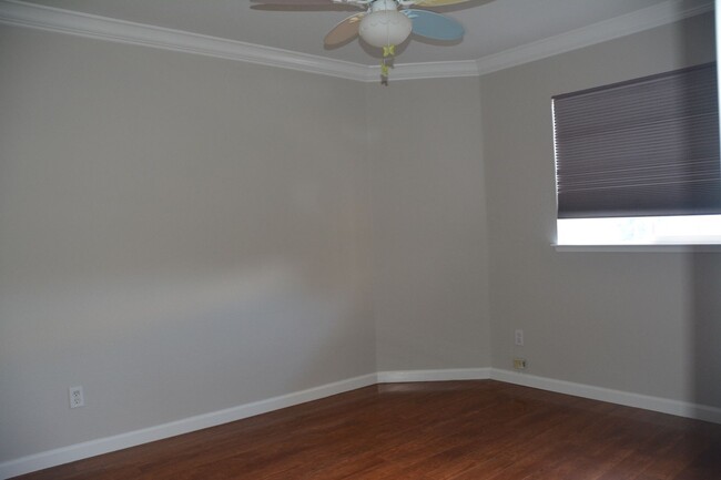 Building Photo - Sharp, clean and affordable Brentwood 3/2....