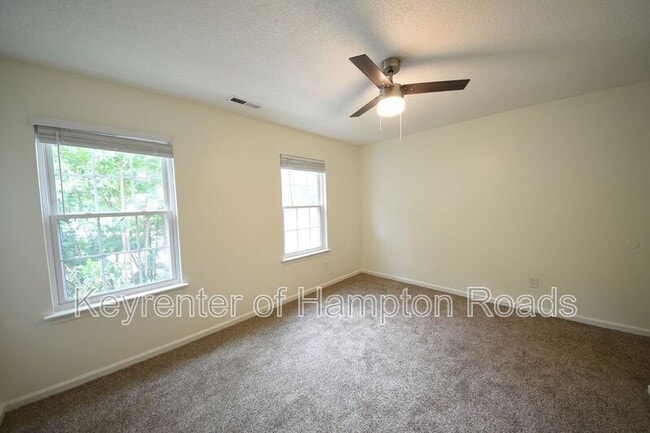Building Photo - 192 S Hall Way