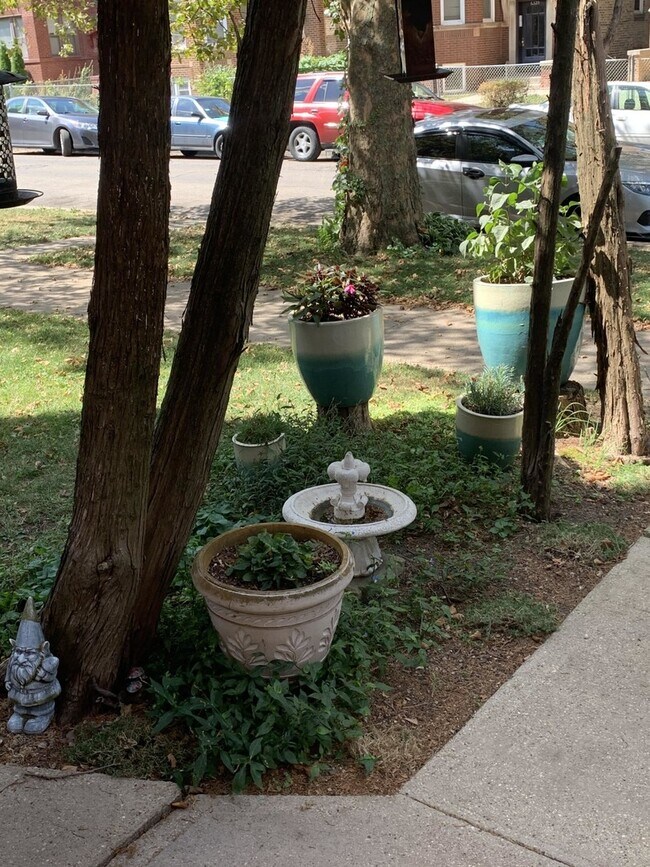 Building Photo - 6327 N Oakley Ave