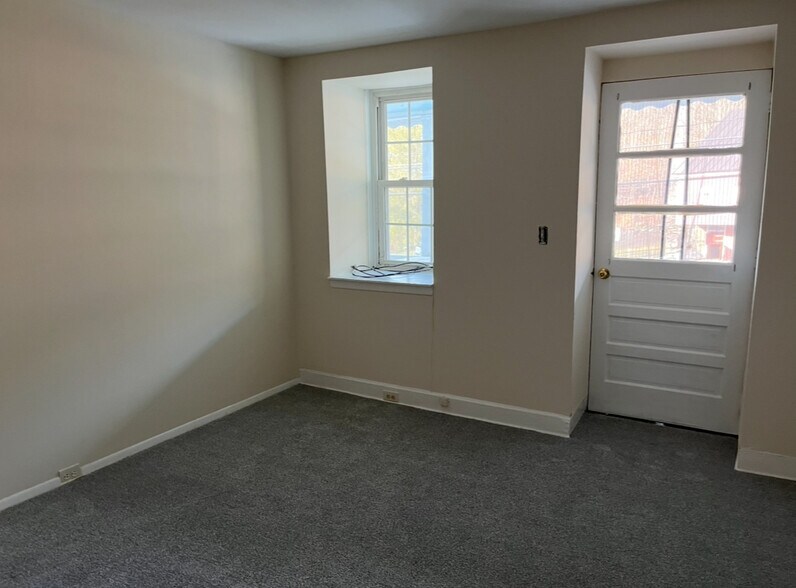 Building Photo - 16 East Main Street