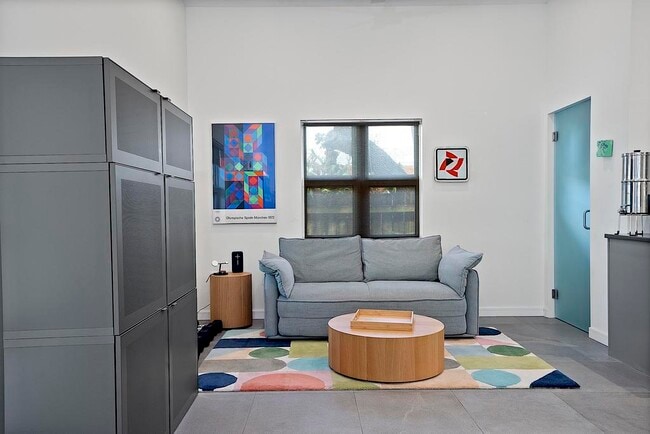 Building Photo - 112 S J St