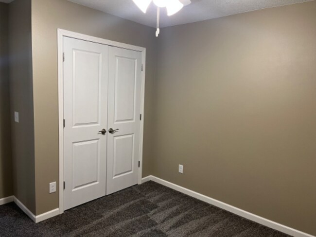 Building Photo - 118 W Cedar Ln