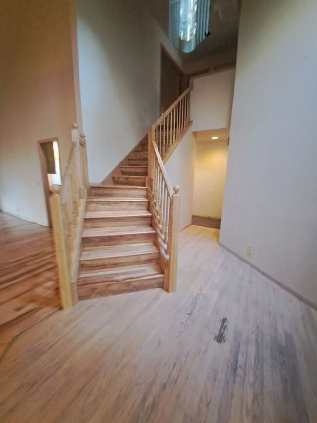 Building Photo - Stunning Home - Spacious Rooms !  Large yard