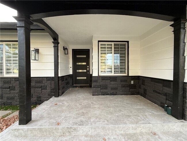 Building Photo - 9123 Woodley Ave