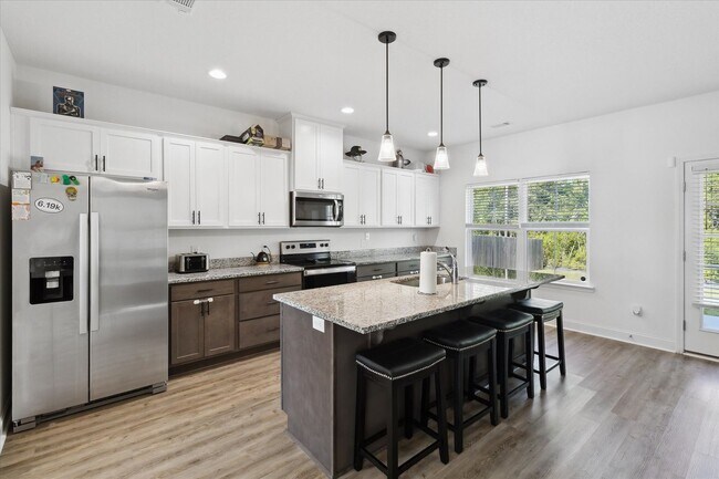 Building Photo - AVAILABLE SEPTEMBER 2025 [PET FRIENDLY]
