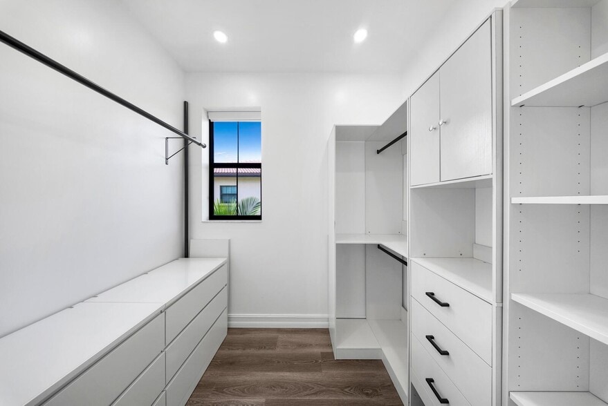 Building Photo - 9065 Watercrest Cir E