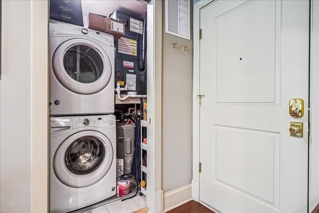 Building Photo - Great Luxury 3 Bedroom 2 Bath on H st NE! Offering half month free rent with a 12 month lease