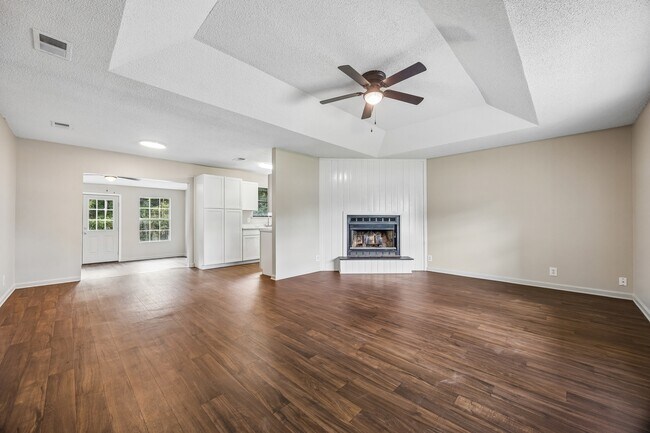 Building Photo - 117 Pinedale Dr