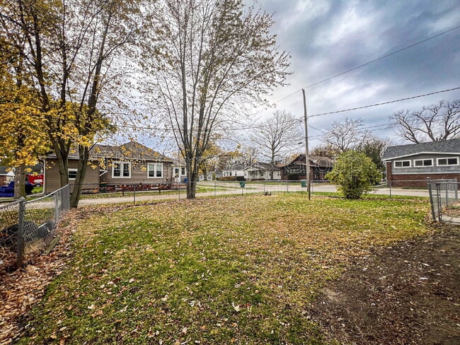 Building Photo - 402 S Illinois St