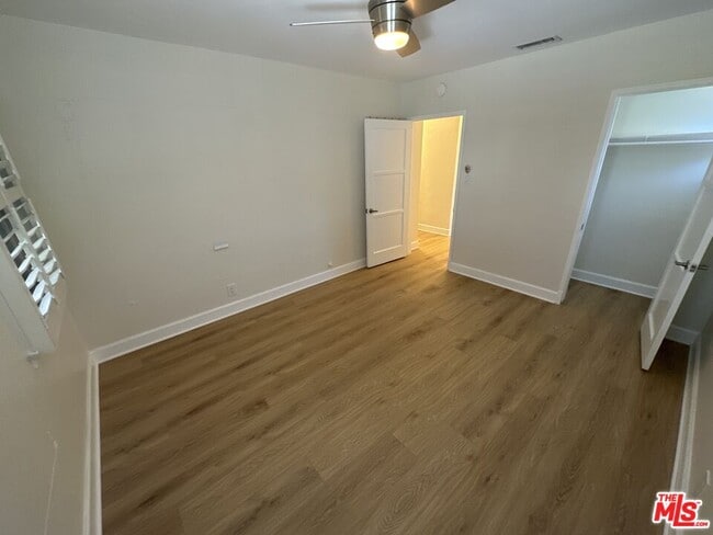 Building Photo - 10410 S Manhattan Pl