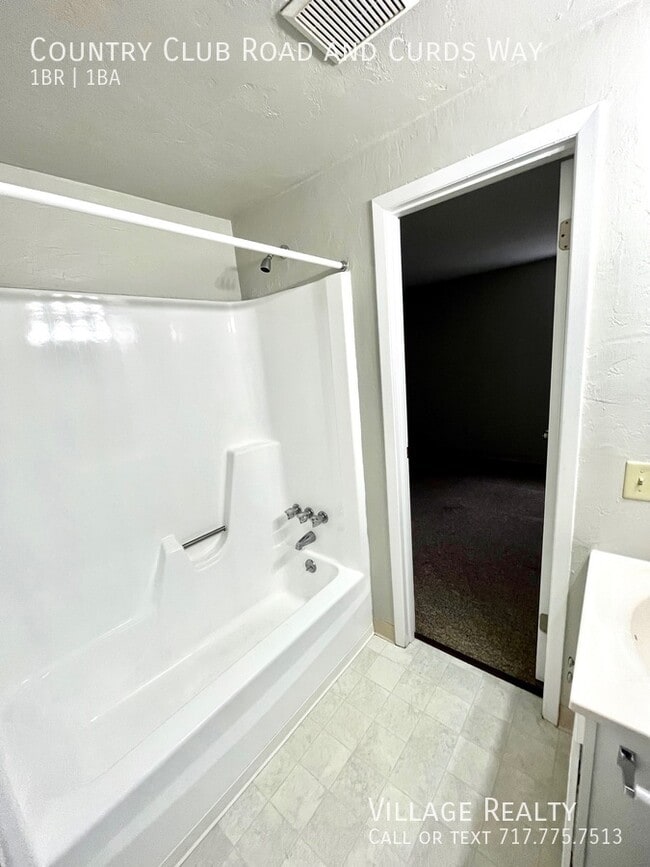 Building Photo - 681 Country Club Rd