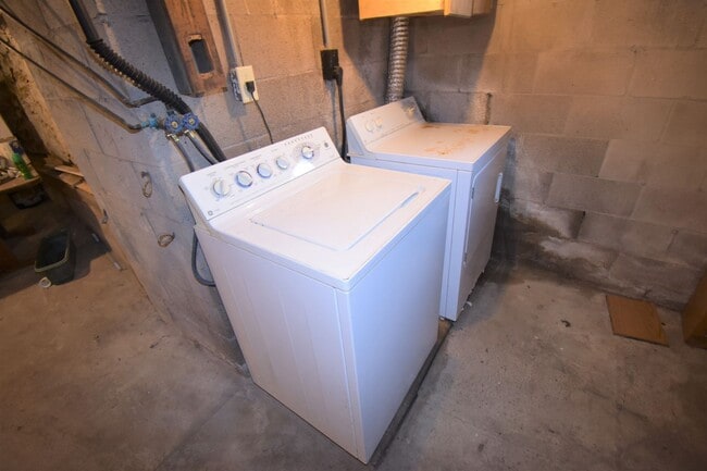 Building Photo - Two Bedroom Home with Carport, Laundry & more!