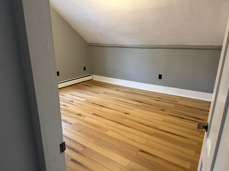Front upstairs bedroom - 55 A Thorndike