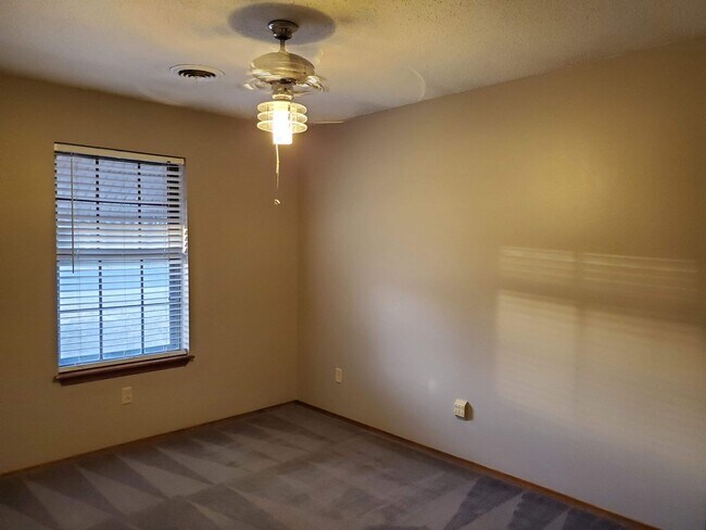 Building Photo - 1307 Buena Vista St