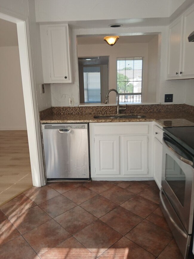 Building Photo - 1 Bed 1 Bath Condo in Dallas (All Electric)