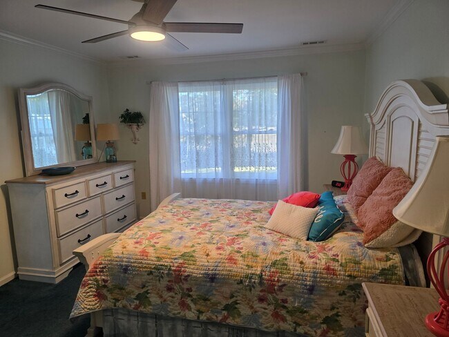 Building Photo - Beautiful 3 bedroom, 2 bath house with one car garage, located on Jonaquins Creek.