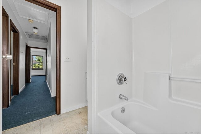 Building Photo - 33 Guilford St