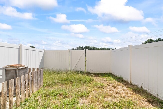 Building Photo - Justice Farm Townhome