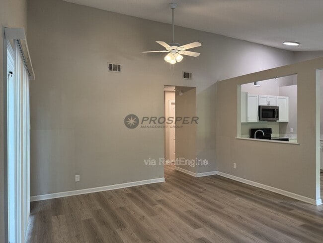 Building Photo - 1047 Oakcrest Dr