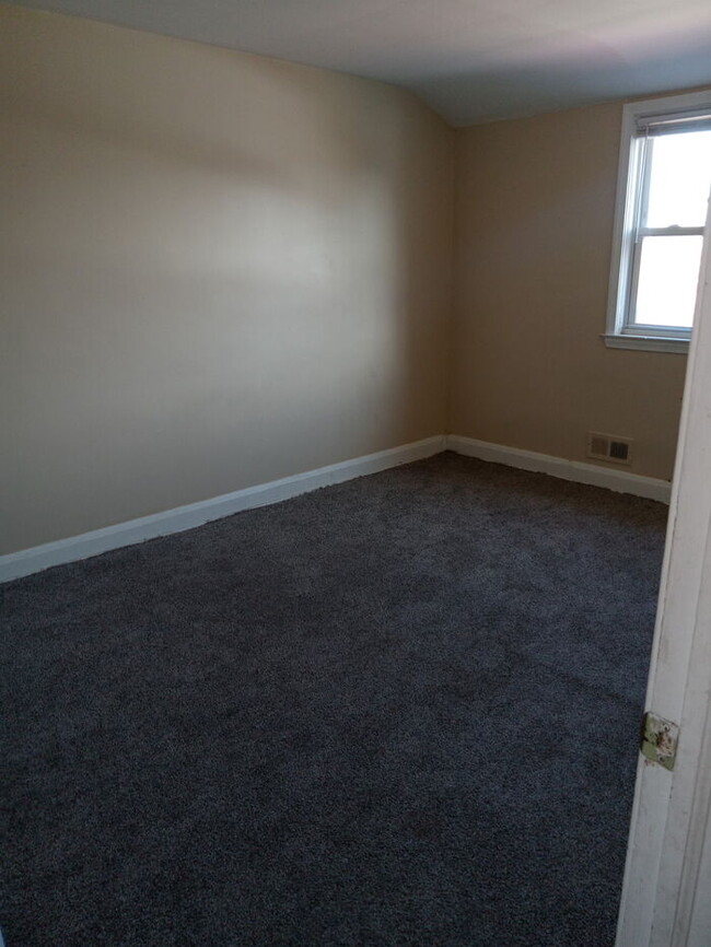 Building Photo - 3 bedroom 2 bathroom