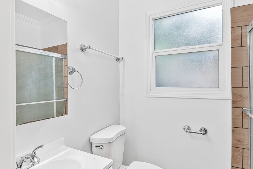 Building Photo - 1631 E 4th St